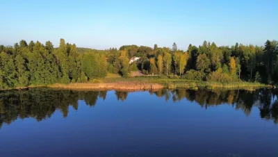 Metsäinen järvenranta Nikkilän retriittikeskuksessa
