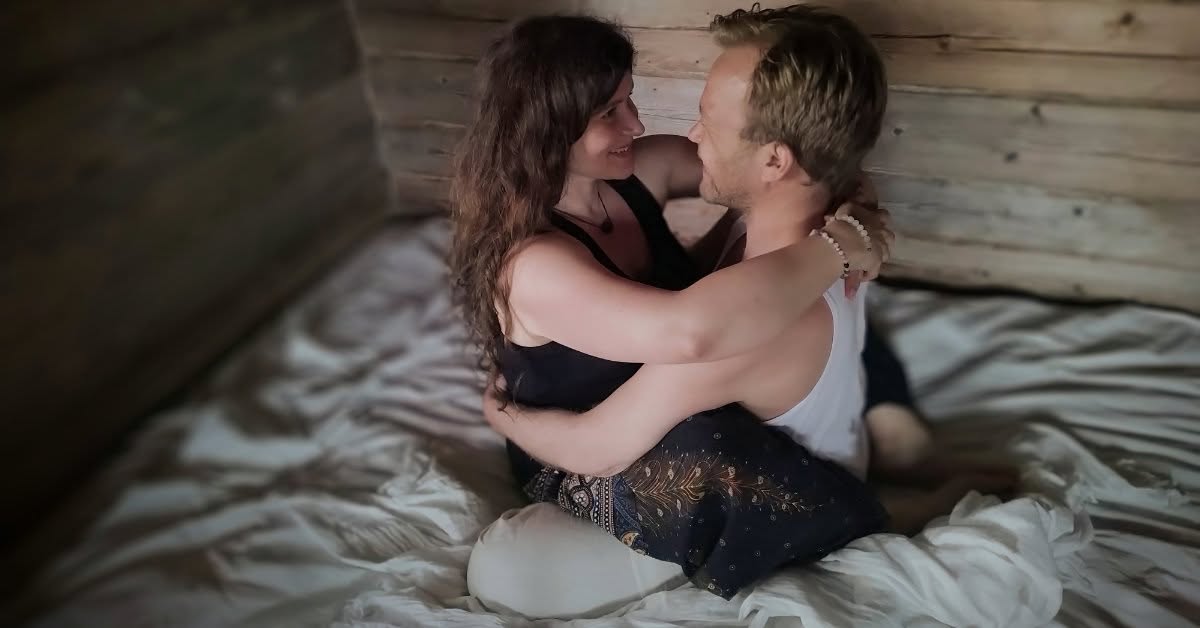Maitri ja Simo syleilevät ja katsovat toisiaan